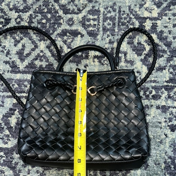 Elegant Black Woven Handbag - Picture 5 of 7